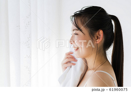 ビューティーイメージ（濡れた髪、濡れ髪、潤い 61960075