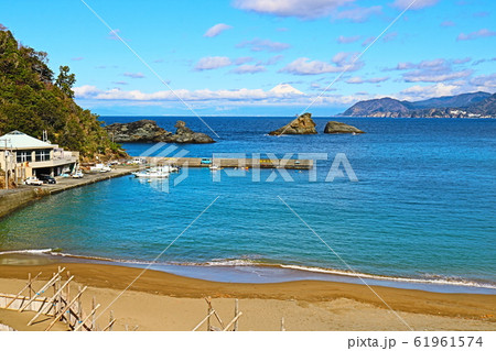 南伊豆松崎町の漁港の海と富士山 61961574