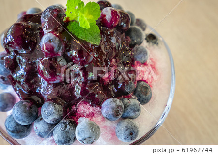 ブルーベリーのかき氷の写真 61962744
