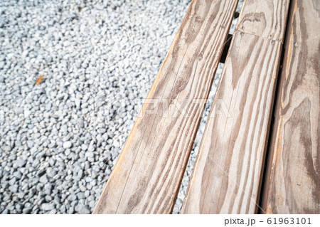 屋外に設置された木製ベンチの写真 屋外に設置された木製ベンチの写真 61963101