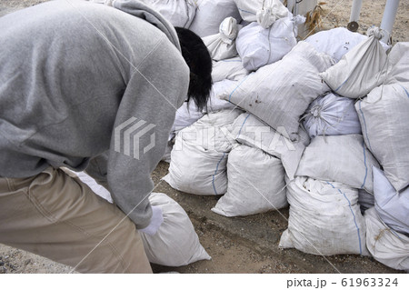 町内会の清掃でゴミを出す男性 町内会の清掃でゴミを出す男性 61963324