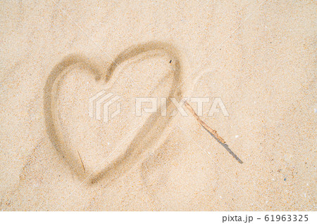 砂浜に描かれたハートの写真 砂浜に描かれたハートの写真 61963325