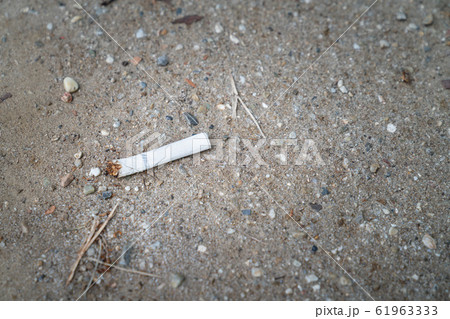 ポイ捨てされたタバコの写真/環境・社会問題のイメージ/喫煙者のマナー 61963333