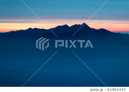 甲斐駒ヶ岳・黒戸尾根から見る夜明けの八ヶ岳連峰 61963445