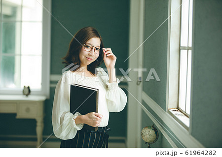 洋書を持つ若い女性 洋書を持つ若い女性 61964282