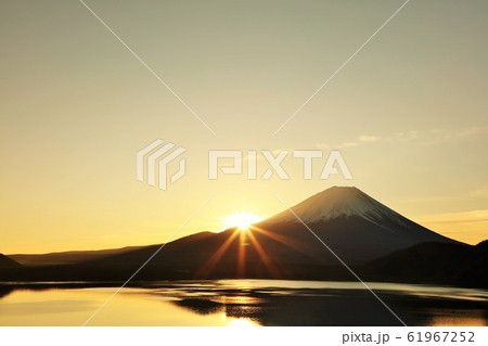 日出ずる国 富士山と太陽 日出ずる国 富士山と太陽 61967252