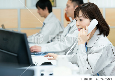 作業服、電話 応対 オフィス ビジネス 作業服、電話 応対 オフィス ビジネス 61967504