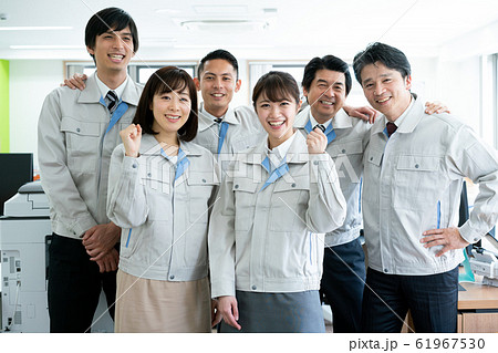 作業員　作業服　ビジネスマン　ビジネスウーマン 61967530