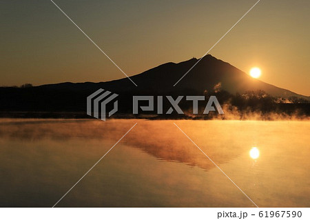 茨城の日の出(母子島遊水地からの筑波山) 茨城の日の出(母子島遊水地からの筑波山) 61967590