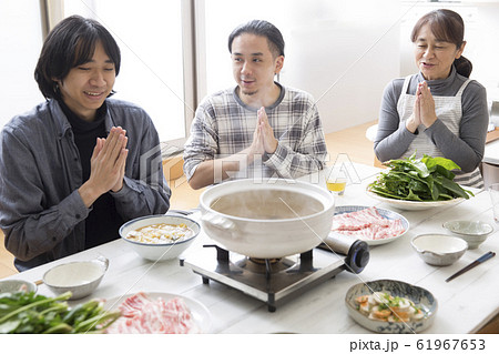常夜鍋を食べる家族 61967653