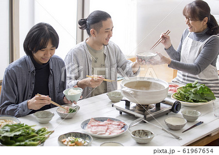常夜鍋を食べる家族 61967654