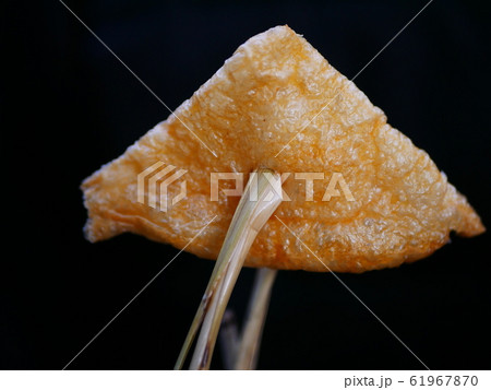 岐阜の千代保稲荷(おちょぼ稲荷)にお供えする油揚げ 61967870