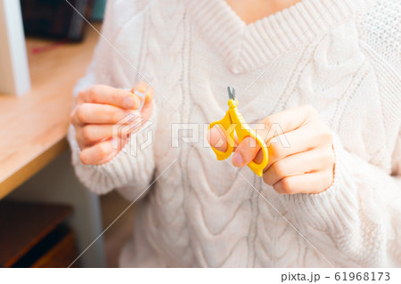 赤ちゃん用爪切り　女性 61968173