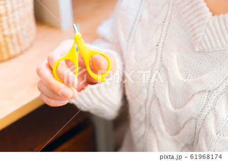 赤ちゃん用爪切り　女性 61968174