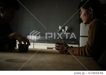 話し合いをする夫婦 61968646