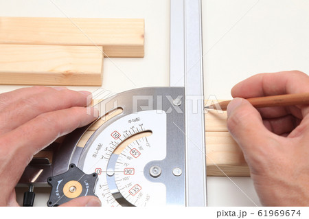 木材に墨付け作業 木材に墨付け作業 61969674