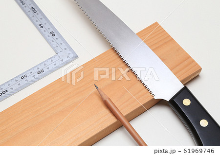 木材の切断作業イメージ 木材の切断作業イメージ 61969746