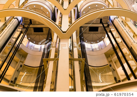 早朝の羽田空港第2旅客ターミナルエレベーター 61970354