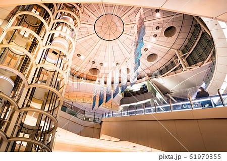 早朝の羽田空港第2旅客ターミナル吹き抜け 61970355