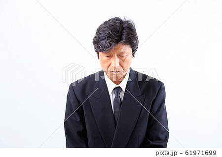 お辞儀をする礼服姿の男性 61971699