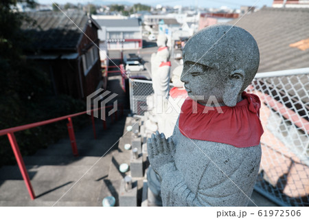 静かに見守る八坂神社のお地蔵様 61972506