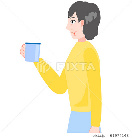 ブクブクうがいをする女性 高齢者 ブクブクうがいをする女性 高齢者 61974148