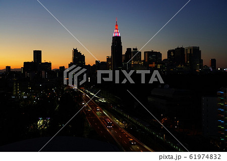 新宿の夕景 61974832