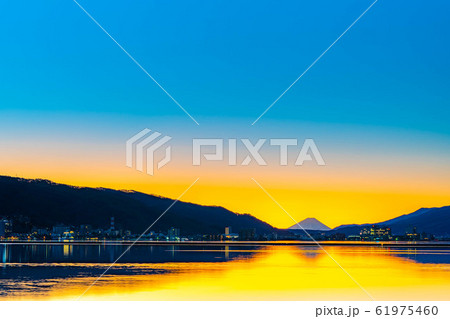 諏訪湖から見る朝焼けと富士山　【長野県】 61975460