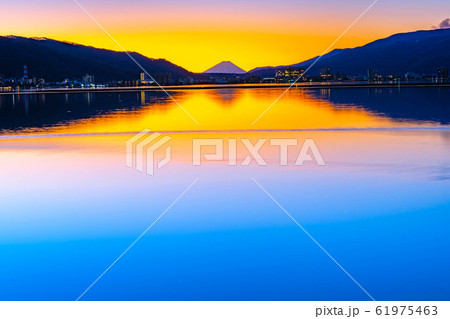 諏訪湖から見る朝焼けと富士山　【長野県】 61975463