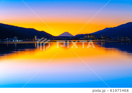 諏訪湖から見る朝焼けと富士山　【長野県】 61975468