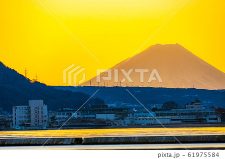 諏訪湖から見る朝焼けと富士山　【長野県】 61975584