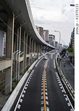 大阪吹田・国道423号新御堂筋とOsaka Metroの高架橋の風景 61976133