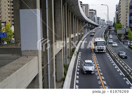 大阪吹田・国道423号新御堂筋とOsaka Metroの高架橋の風景 61976269