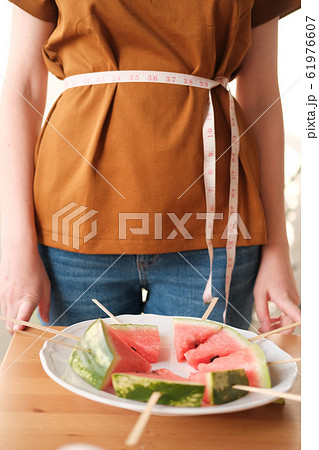 Tape for measuring the waist at the waist of girl 61976607