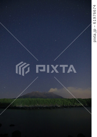 鹿児島県鹿児島市　夜の桜島 61976674