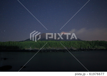 鹿児島県鹿児島市　夜の桜島 61976677