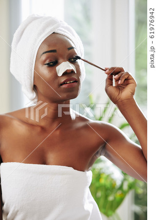 Woman Applying Mascara Woman Applying Mascara 61976942