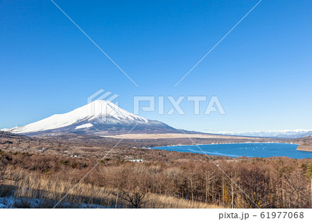 パノラマ台から見た富士山と山中湖 61977068