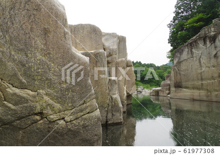信州　木曽路の景勝　寝覚の床　木曽川に侵食された奇岩がならぶ　浦島太郎伝説も残る 61977308