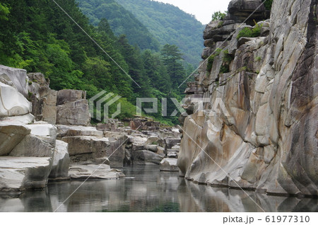 信州 木曽路の景勝 寝覚の床 木曽川に侵食された奇岩がならぶ 浦島太郎伝説も残る 信州 木曽路の景勝 寝覚の床 木曽川に侵食された奇岩がならぶ 浦島太郎伝説も残る 61977310