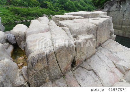 信州 木曽路の景勝 寝覚の床 岩体が直方体状になった方丈節理 信州 木曽路の景勝 寝覚の床 岩体が直方体状になった方丈節理 61977374