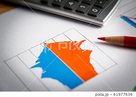 人口ピラミッド　少子高齢化　人口構成　超高齢社会 61977636