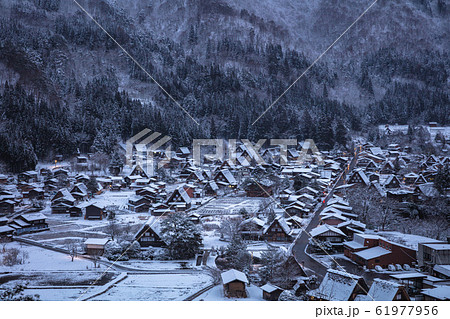 岐阜県 白川郷 雪景色 朝 61977956