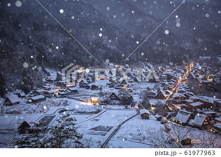 岐阜県 白川郷 雪景色 朝 61977963