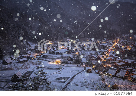 岐阜県 白川郷 雪景色 朝 61977964