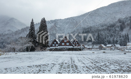 岐阜県 白川郷  雪景色 三つ子 61978620