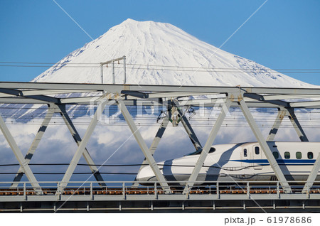 新幹線と富士山 61978686