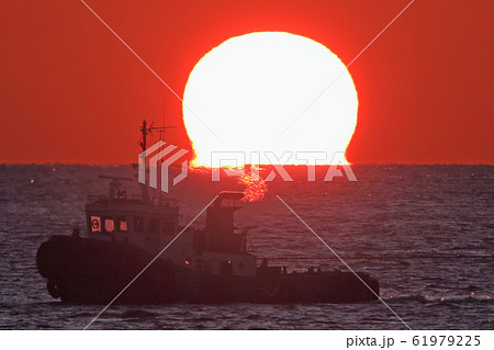 だるま夕日と漁船 だるま夕日と漁船 61979225