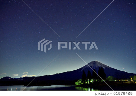 富士山　流星　しぶんぎ座流星群 61979439