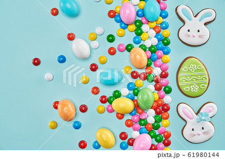 Easter ginger cookies and colorful chocolate balls. 61980144